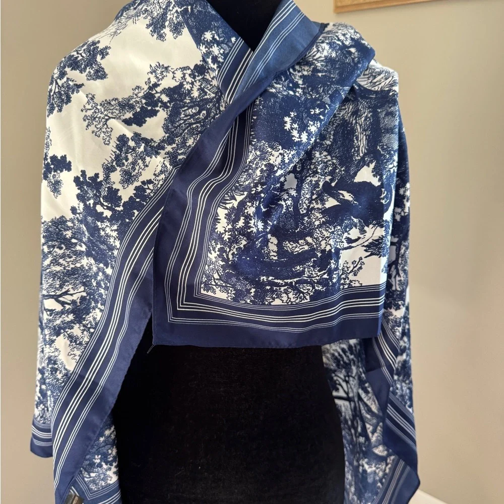 NEW Elegant Chic & CLASSIC Blue & White Scarf Animal Jungle print 34 X 34”